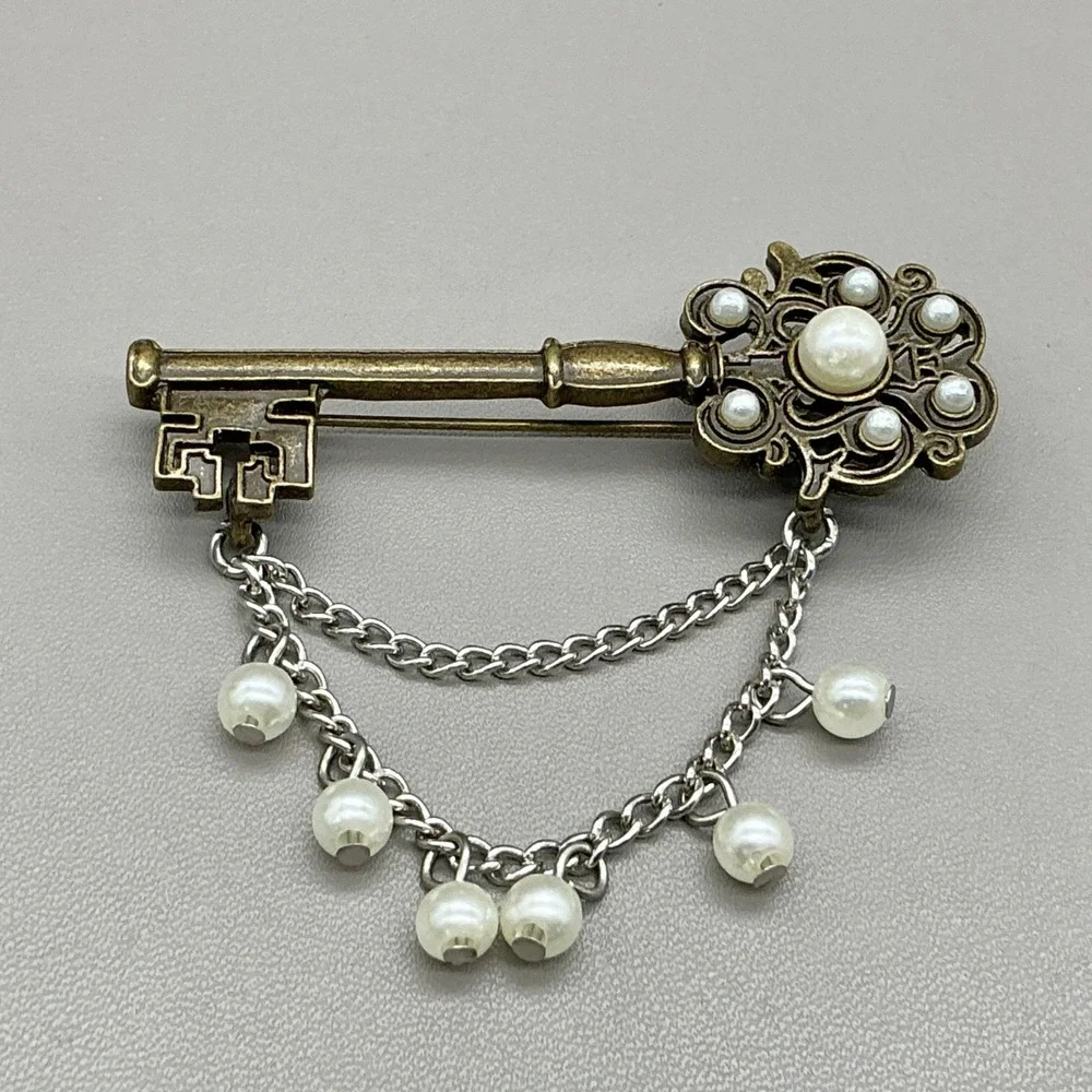 Vintage Key Brooch Pin Women Gold Silver Faux Pearl Dangle Chain Steampunk Style